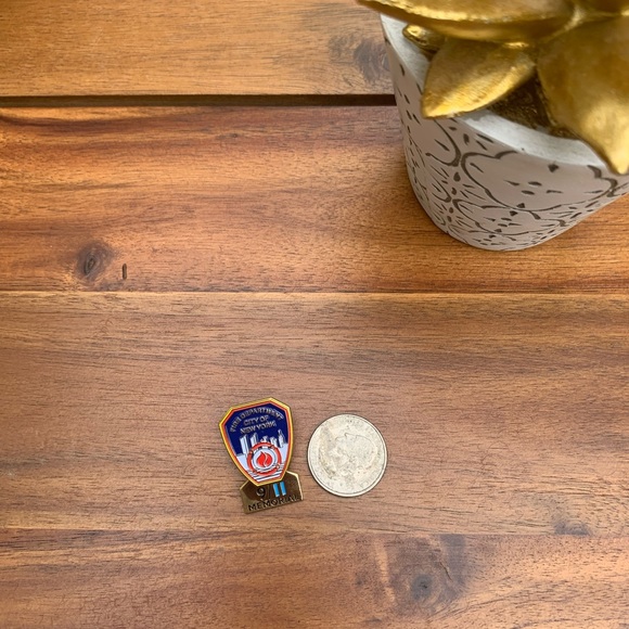 9/11 Memorial Pin 🚒 - Picture 3 of 6
